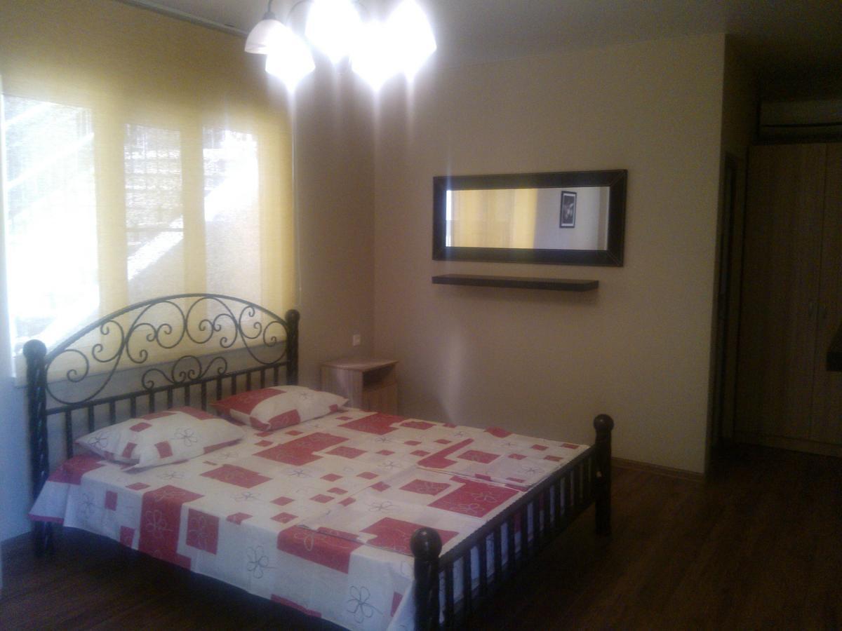 Runo Guest House Gagra Exterior photo
